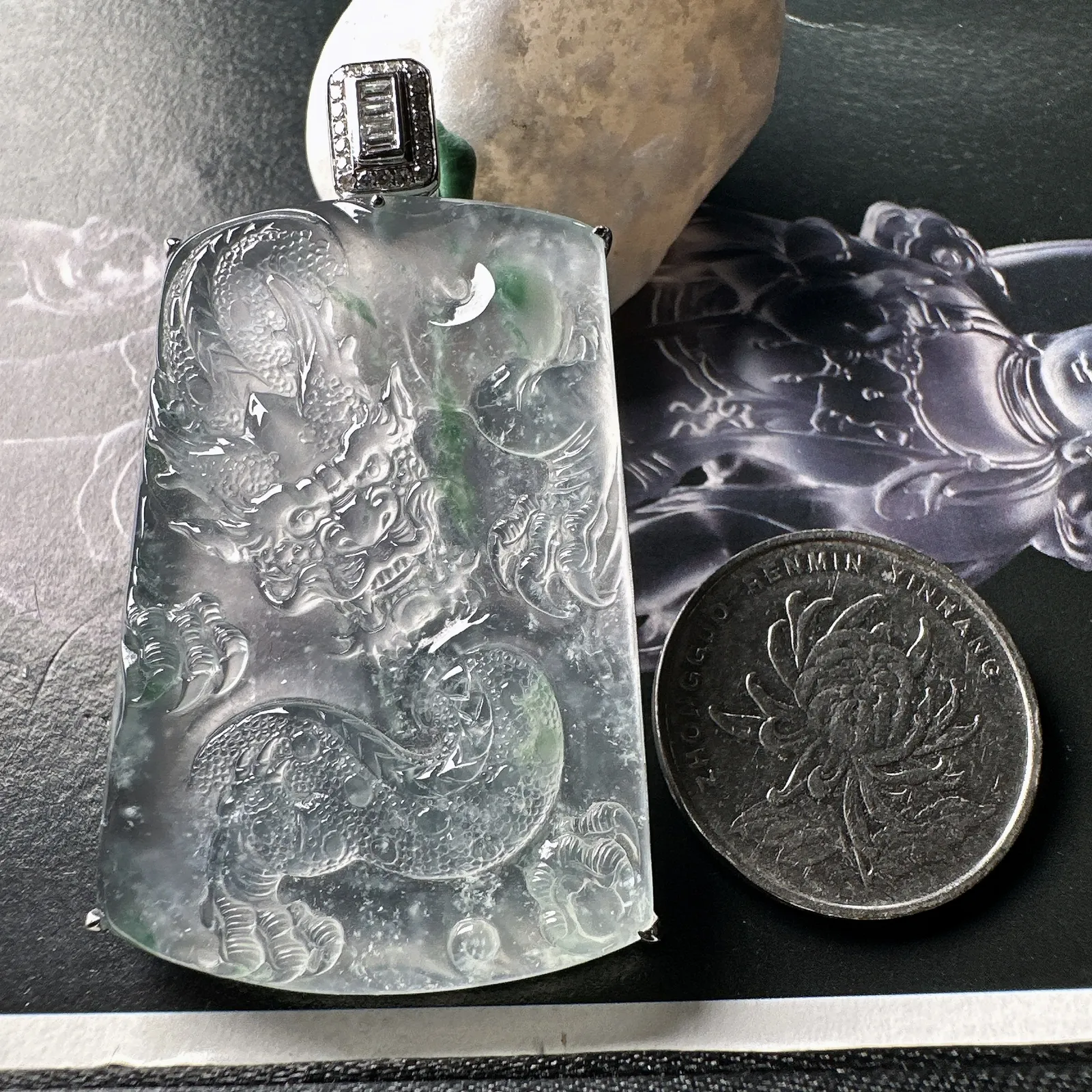 【玻璃种飘花龙牌】冰润细腻，冰感好，质地很不错。雕工精细，佩戴效果好，18k金钻镶嵌，裸石尺寸47.4*33.8*5.6毫米