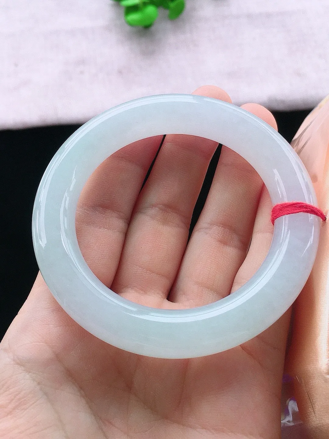 正圈55-56可戴，种老水足，尺寸54.6/11.5/11.5mm，白冰圆条翡翠手镯