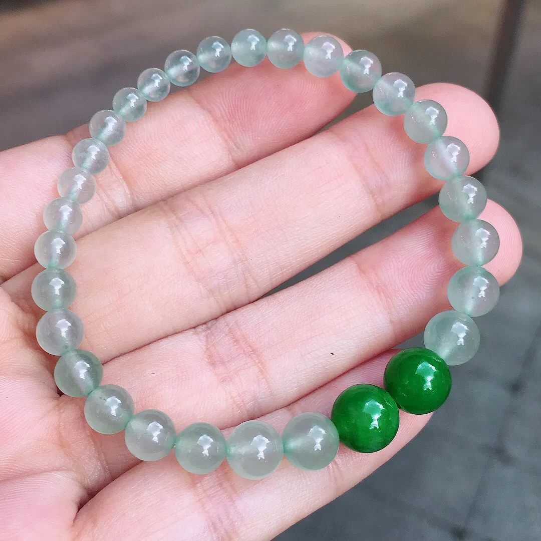 （冰+绿）珠子手串，色泽均匀艳丽，玉质细腻，荧光感超
强，饱满圆润，气质满满。