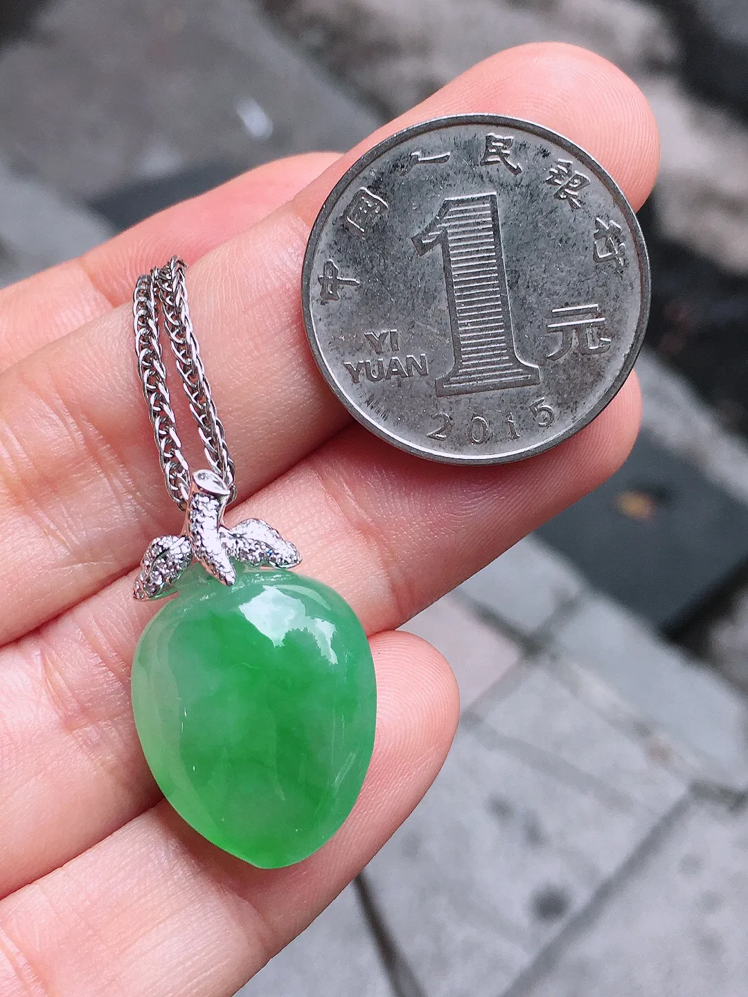 阳绿福瓜吊坠，色泽艳丽，玉质细腻，荧光感超
强，饱满圆润，气质满满。18k
金豪华镶嵌