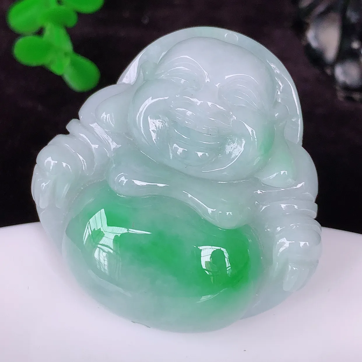 自然光实拍，大件饱满飘绿翡翠佛公吊坠，饱满， 佛公亦保平安，寓意有福（佛公）相伴， 配戴优雅迷人！#57.19