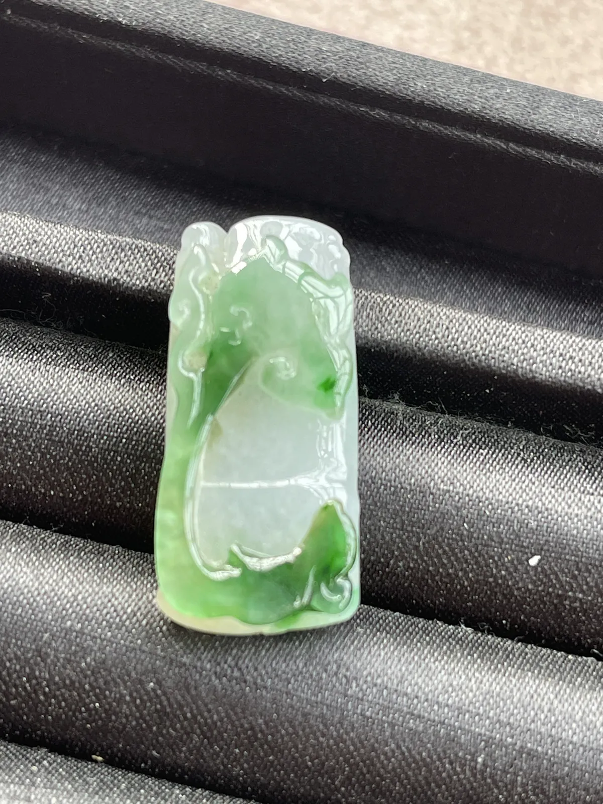 缅甸翡翠A货，步步高升，上身效果非常棒，一生平安，健康快乐，