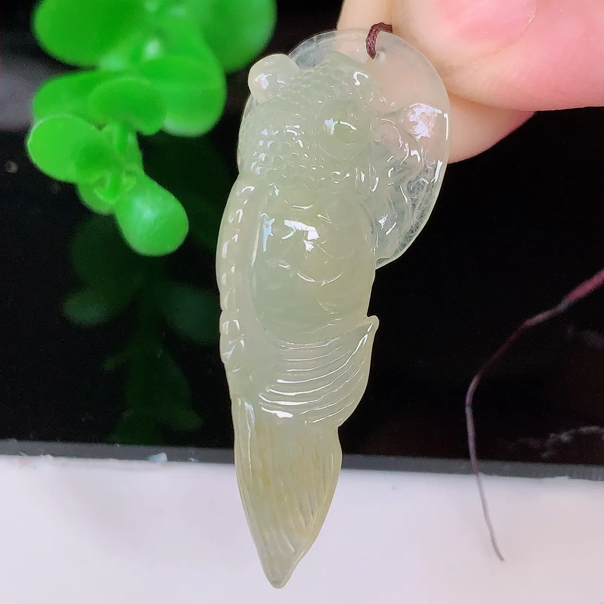 自然光实拍，冰种黄翡年年有余，自由自在玉吊坠，寓意财源广进，雕工婉约，栩栩如生，佩戴优雅迷人！#81.24