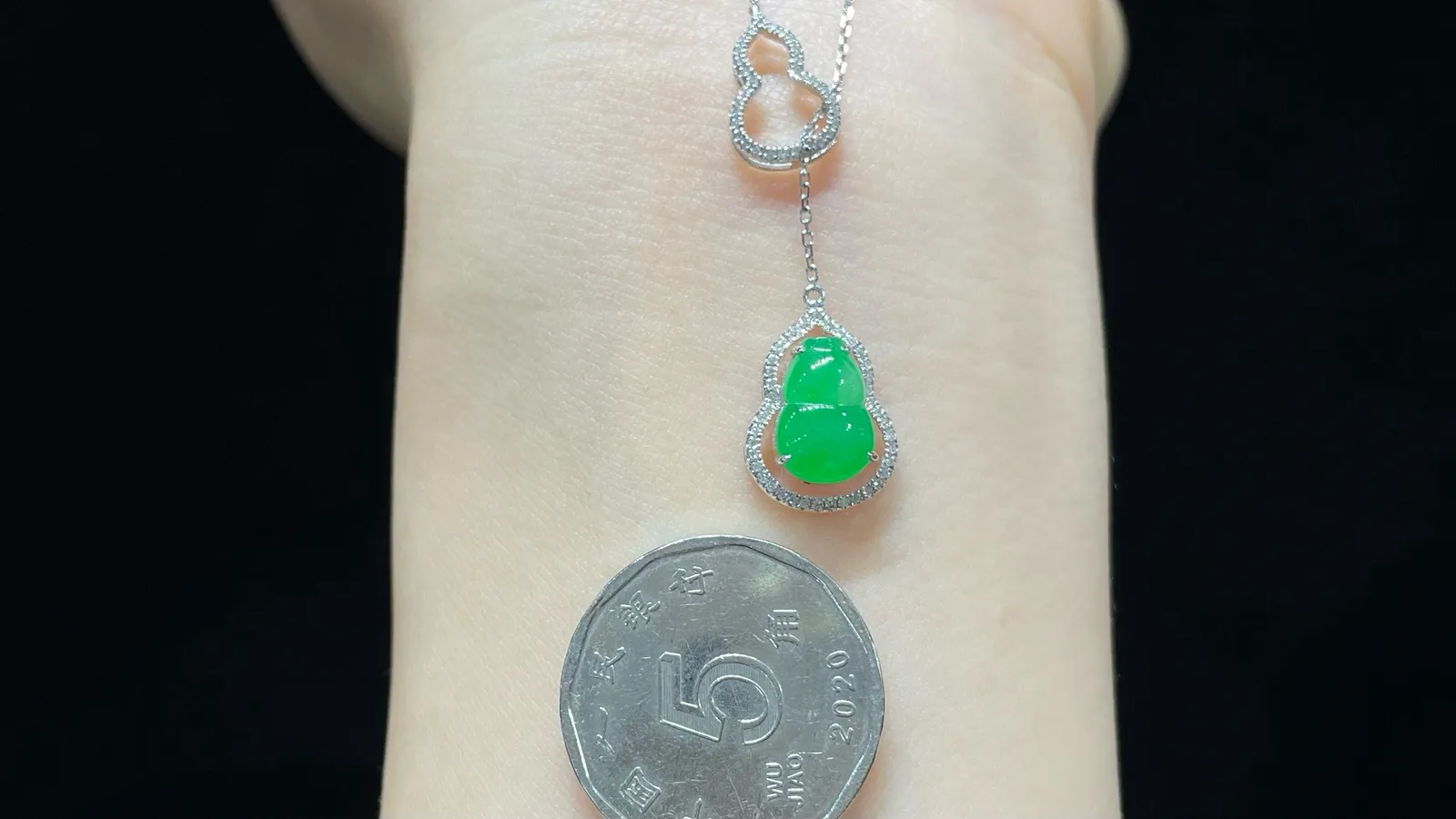 冰种 满绿 精致 葫芦 锁骨链 

18k金（含金链）13.8-10-5.2mm
