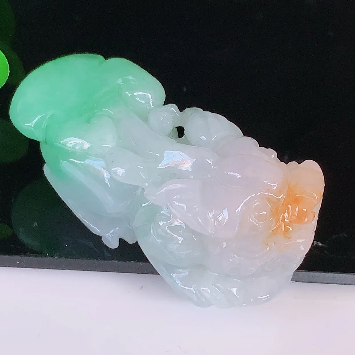 自然光实拍，冰润黄加绿翡翠招财貔貅吊坠，三彩。民间有“一摸貔貅运程旺盛，再摸貔貅财运滚滚，三摸貔貅平步青云 ”的美好祝愿。#81.24