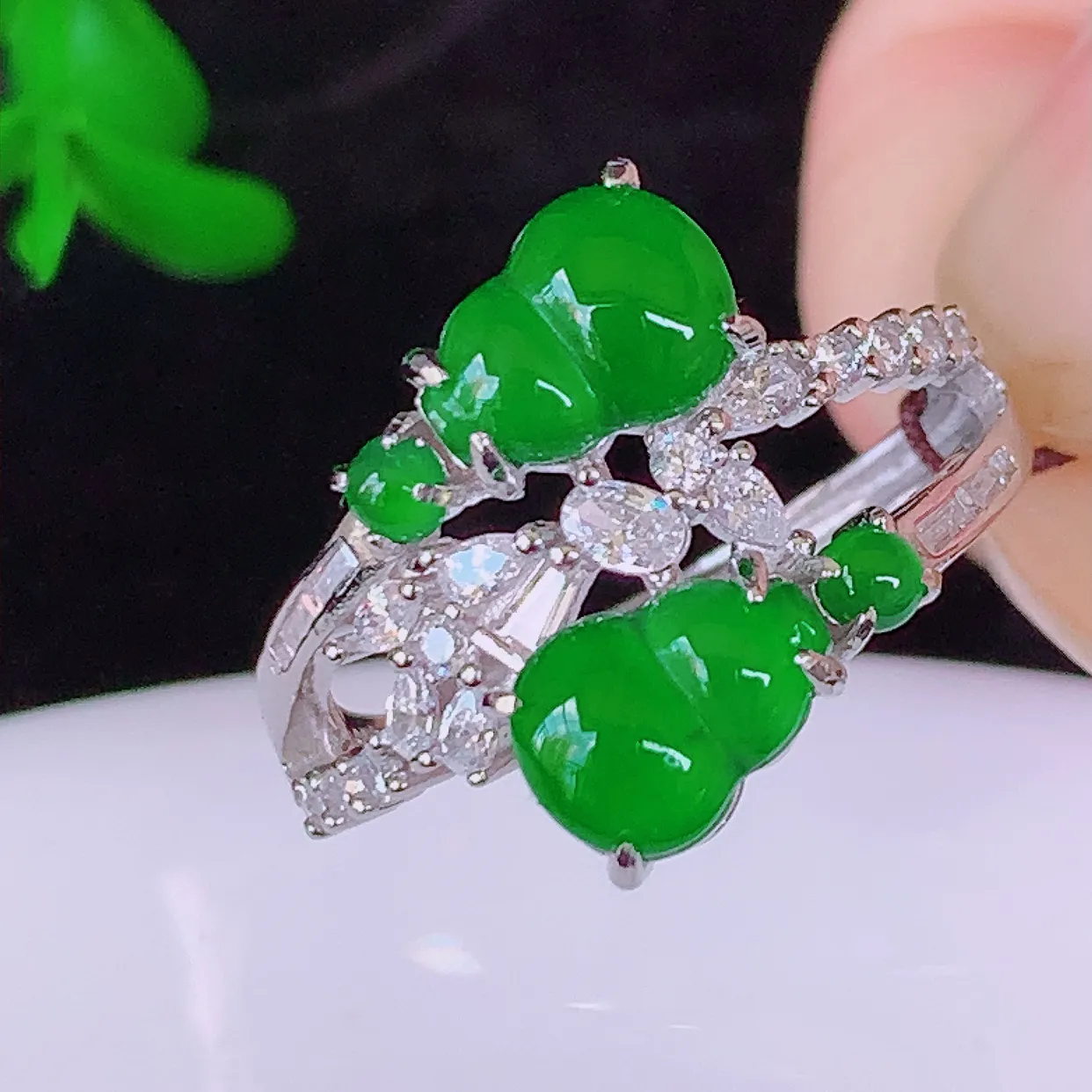 冰透满绿翡翠葫芦925银镶戒指，自然光实拍，翠色灵动，颜色漂亮，种老水足，品相佳，佩戴佳品！#97.24整体24.5*18*5裸石7.5*5.5（圈口可调大小）
