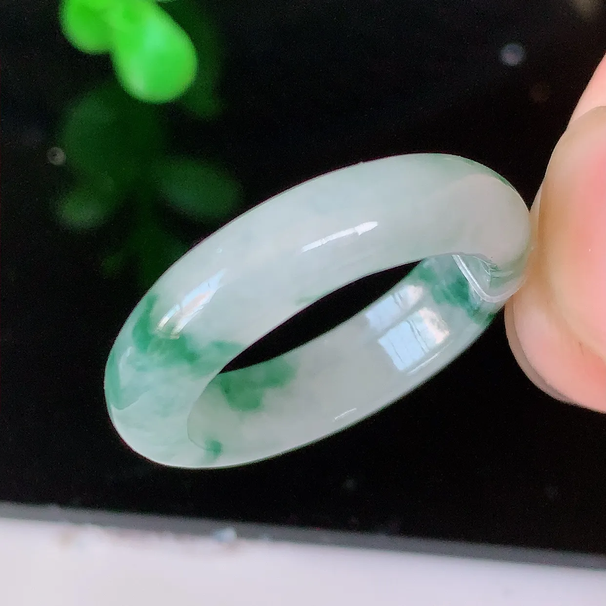 自然光实拍，18mm内径飘花翡翠指环，玉戒指，玉质莹润，好精美好冰润的指环，17圈口，上手纤巧！#49.24