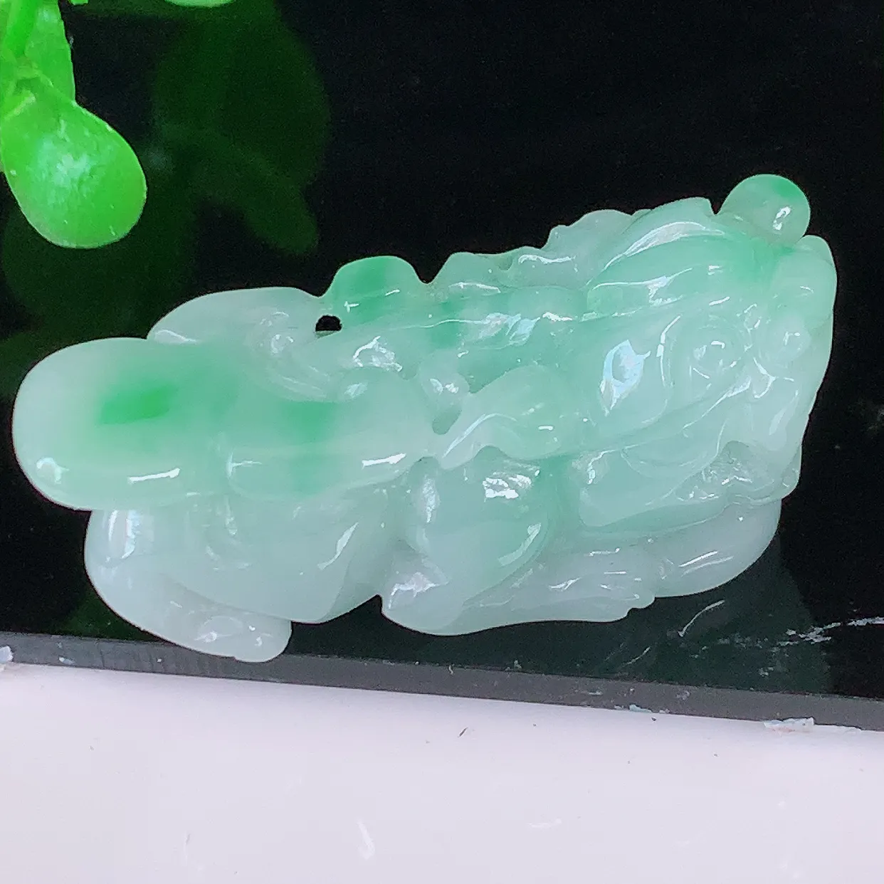 自然光实拍，冰润飘绿招财貔貅吊坠，民间有“一摸貔貅运程旺盛，再摸貔貅财运滚滚，三摸貔貅平步青云 ”的美好祝愿。#81.24