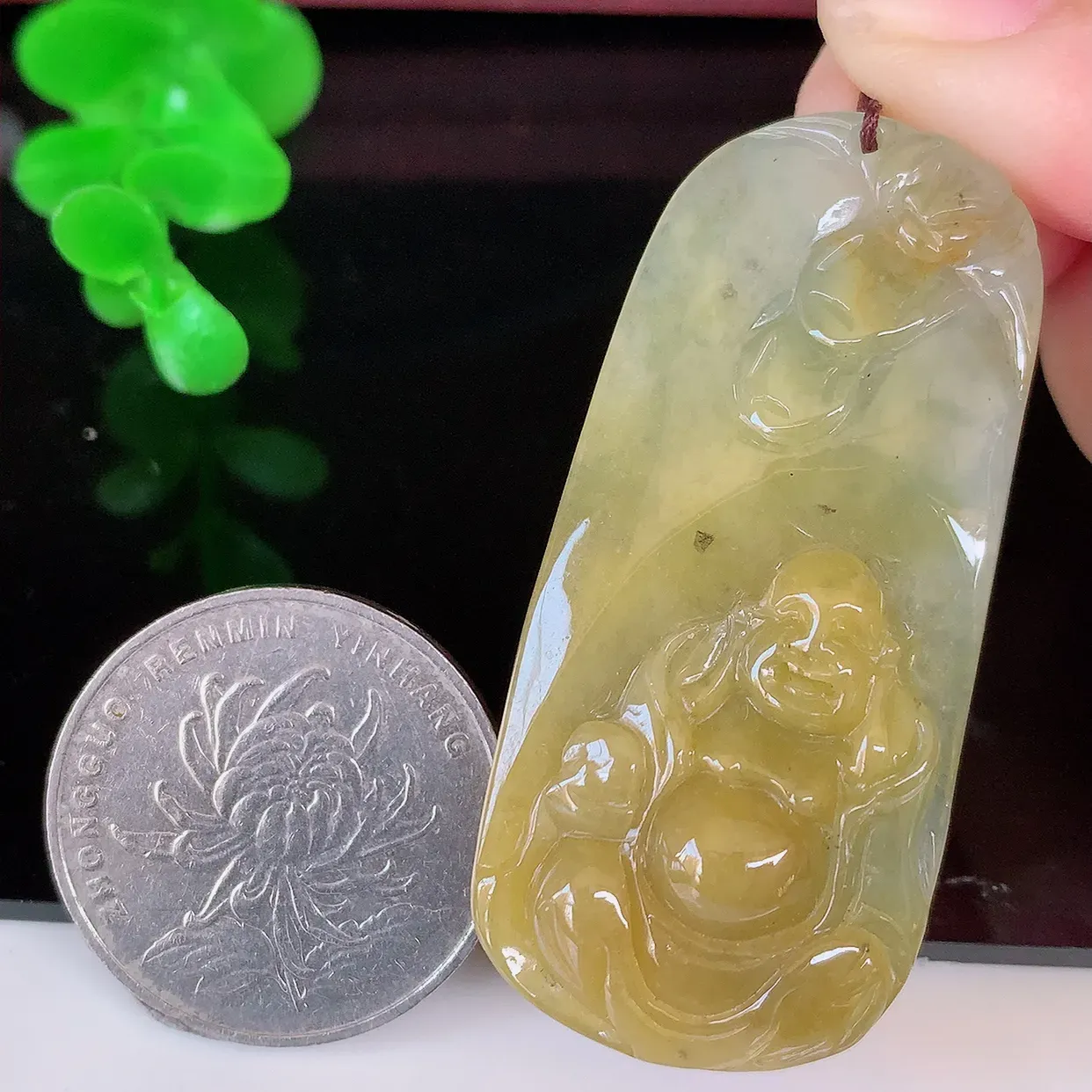 自然光实拍，冰胶黄翡逍遥布袋佛翡翠吊坠，代代有钱，水足丰盈，盈满欢喜，配戴送礼佳品！#57.24