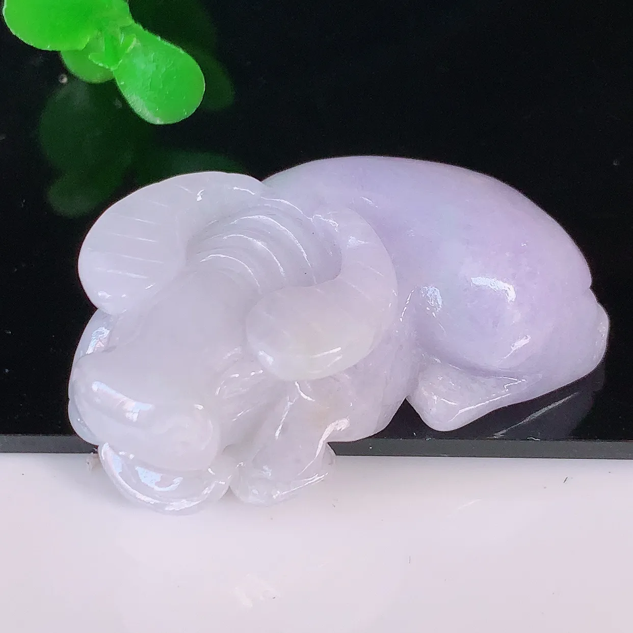 自然光实拍，冰润紫罗兰翡翠生肖牛气冲天吊坠，种老水足，雕工精湛 ，寓意美好，佩戴时尚出众！#41.24