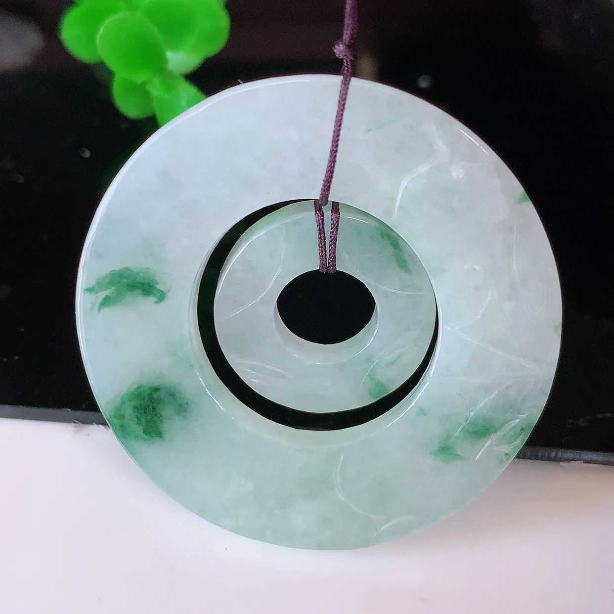 自然光实拍，冰润飘花翡翠平安母子扣吊坠，种老水足，雕工精湛 ，寓意美好，佩戴时尚出众！#49.24