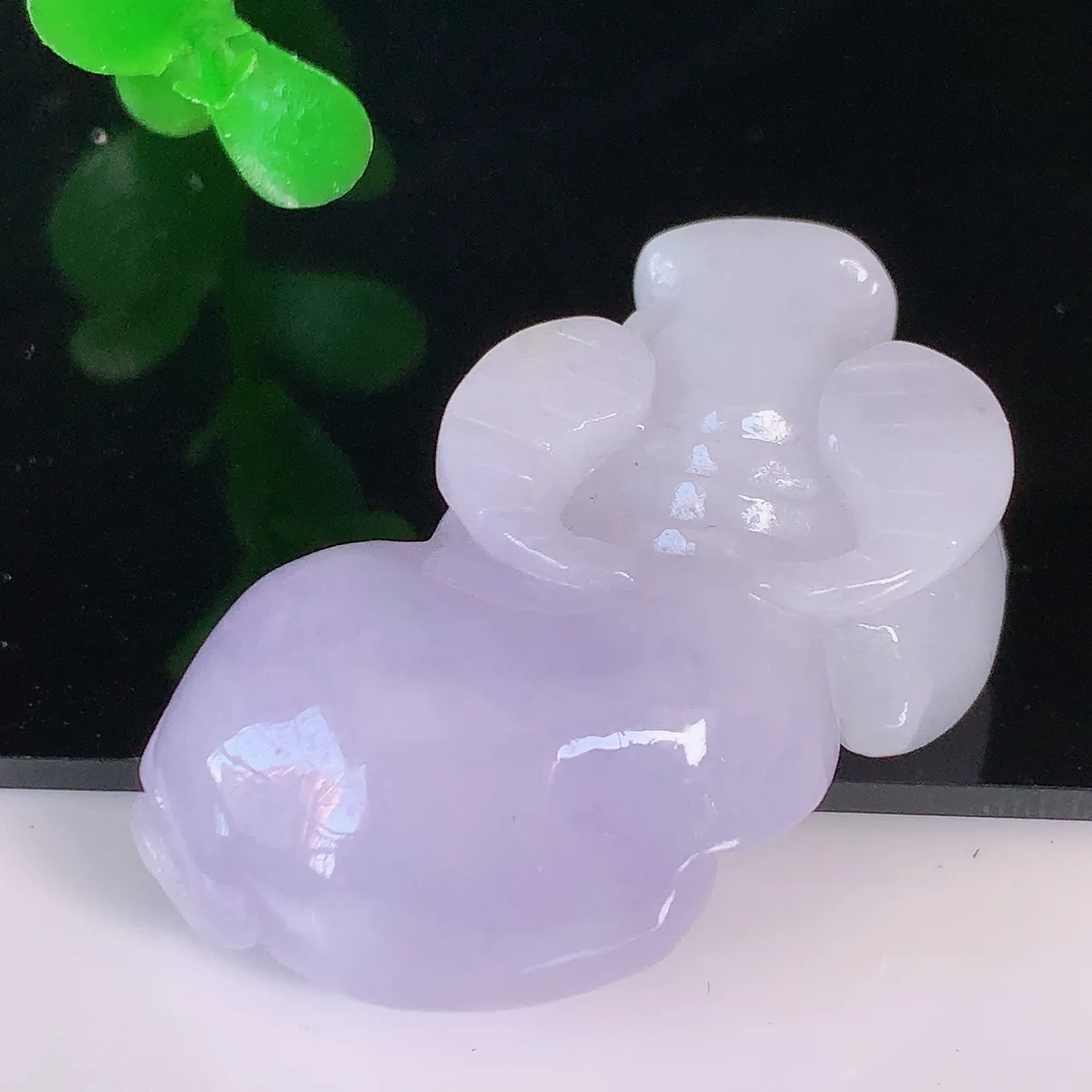 自然光实拍，冰润紫罗兰翡翠生肖牛气冲天吊坠，种老水足，雕工精湛 ，寓意美好，佩戴时尚出众！#41.24