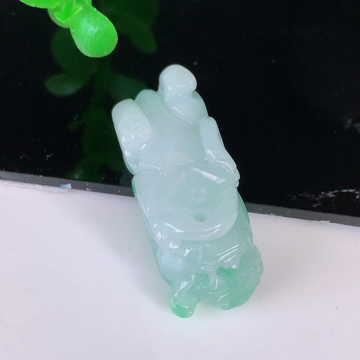 自然光实拍，冰润飘绿招财貔貅吊坠，民间有“一摸貔貅运程旺盛，再摸貔貅财运滚滚，三摸貔貅平步青云 ”的美好祝愿。#81.24