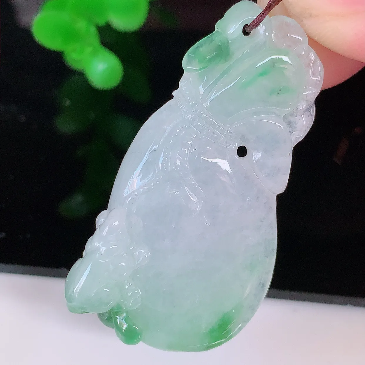 自然光实拍，冰飘花招财钱袋子吊坠，寓意“代代有福，代代有财，腰缠万贯”玉质细腻，佩戴效果佳！#81.
