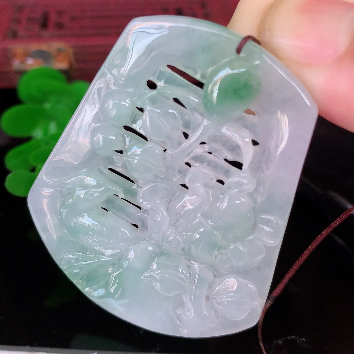 自然光实拍，冰胶飘绿翡翠喜上眉梢吊坠，时人之家，闻鹊声皆以为喜，故谓喜鹊报喜。”题材有喜上眉梢，双喜临门，花开富贵的美好意义。性价比超值！#41.24
