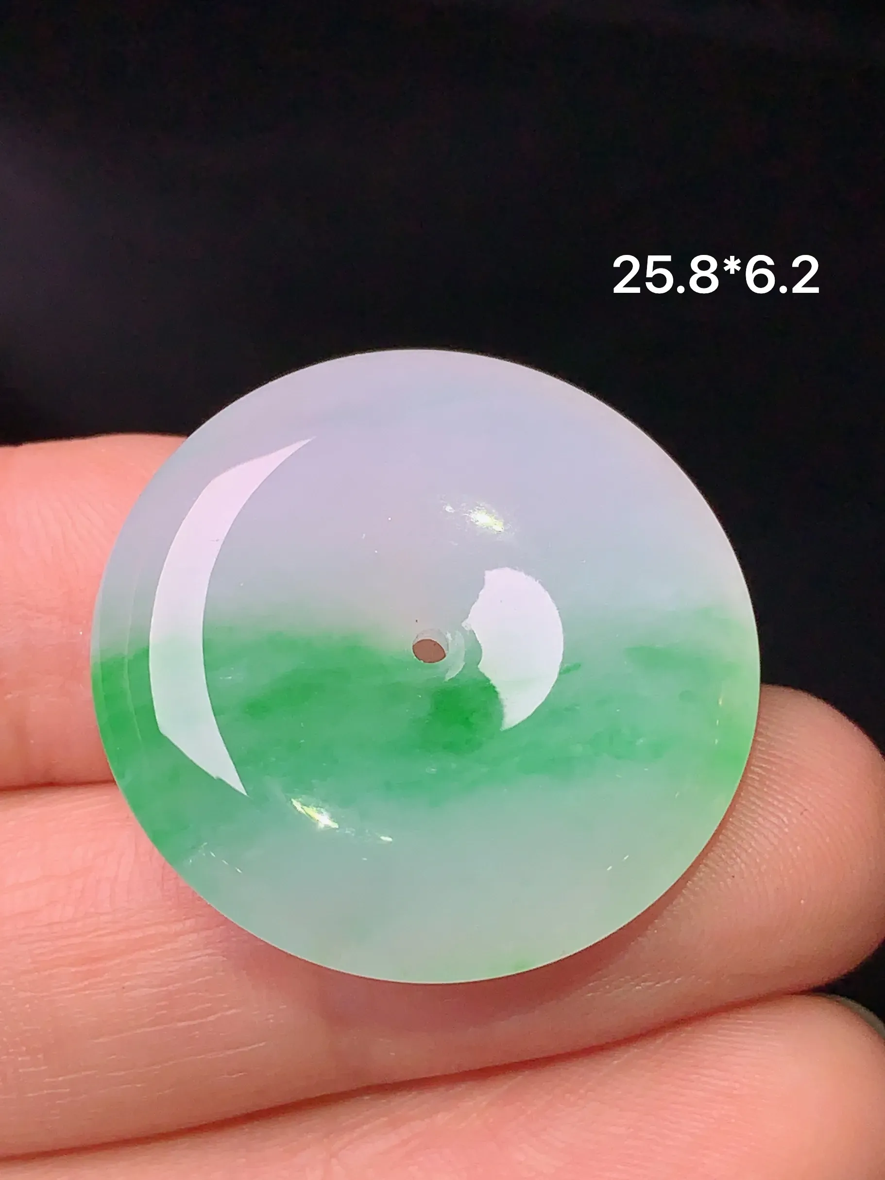 飘绿平安扣吊坠 玉质细腻 色泽清新艳丽 整体尺寸25.8*6.2