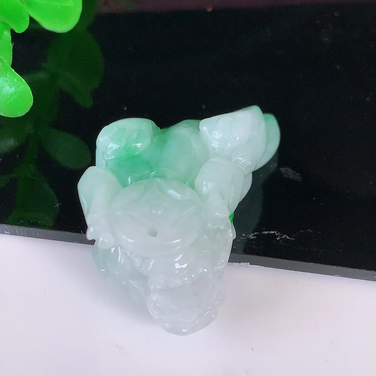 自然光实拍，冰润飘绿翡翠招财貔貅吊坠，民间有“一摸貔貅运程旺盛，再摸貔貅财运滚滚，三摸貔貅平步青云 ”的美好祝愿。#81.24