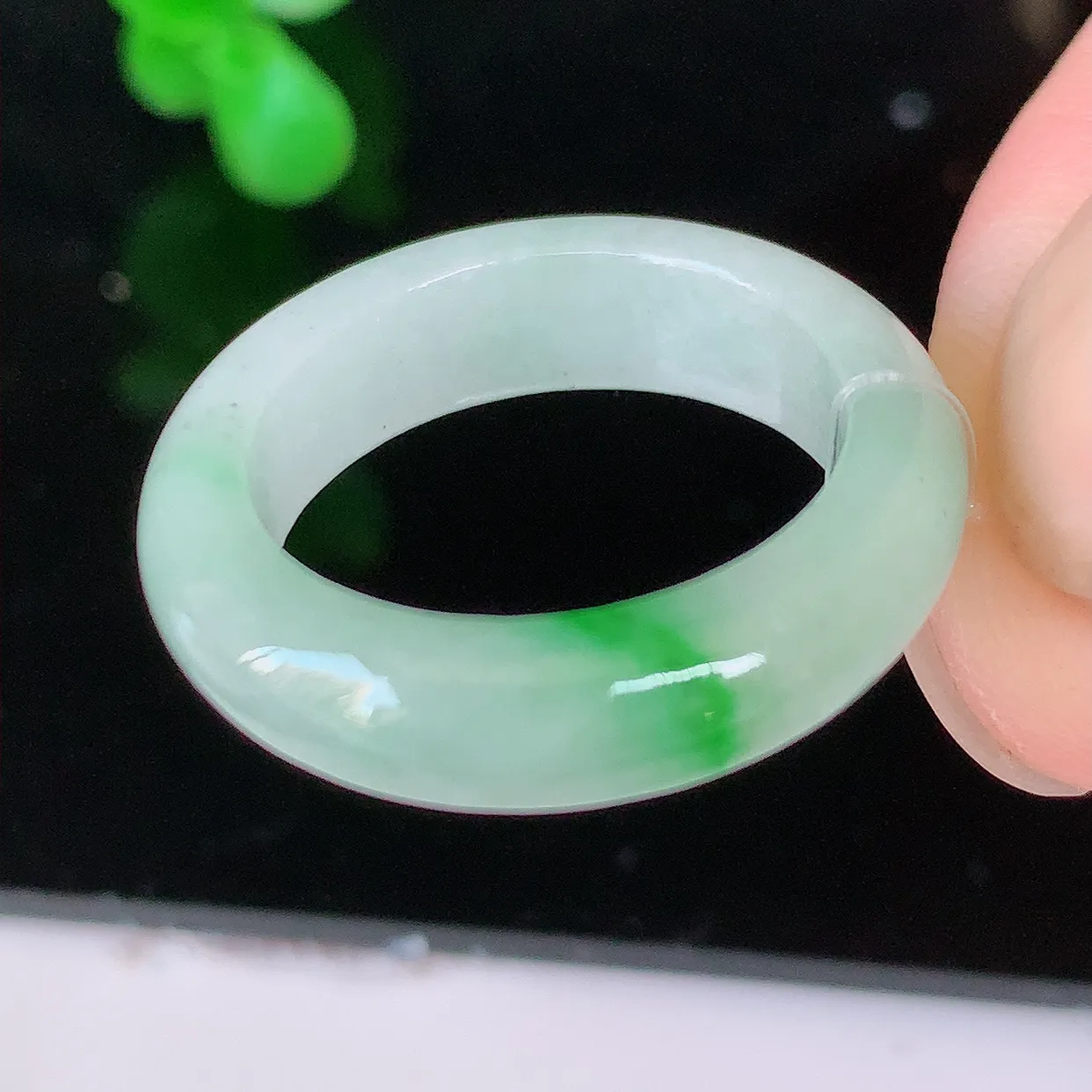 自然光实拍，17mm内径飘绿翡翠指环，玉戒指，玉质莹润，好精美好冰润的指环，15圈口，上手纤巧！#4