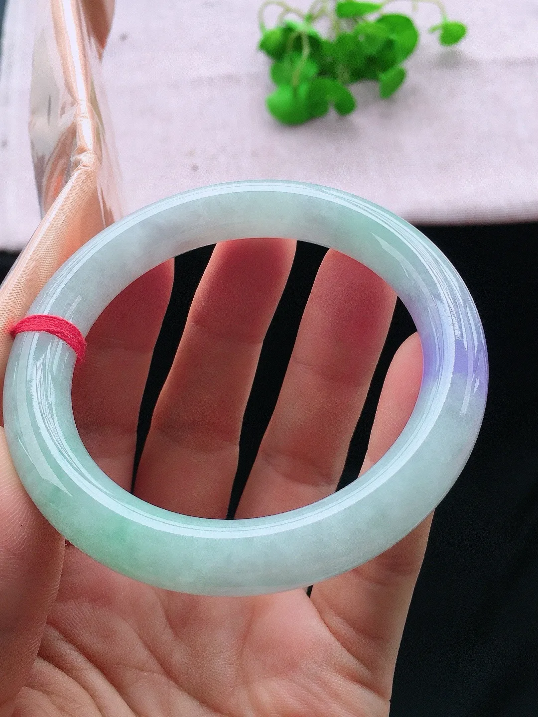 正圈59-60可戴，种老水足，尺寸58.6/10.8/10.8mm，冰飘绿圆条翡翠手镯