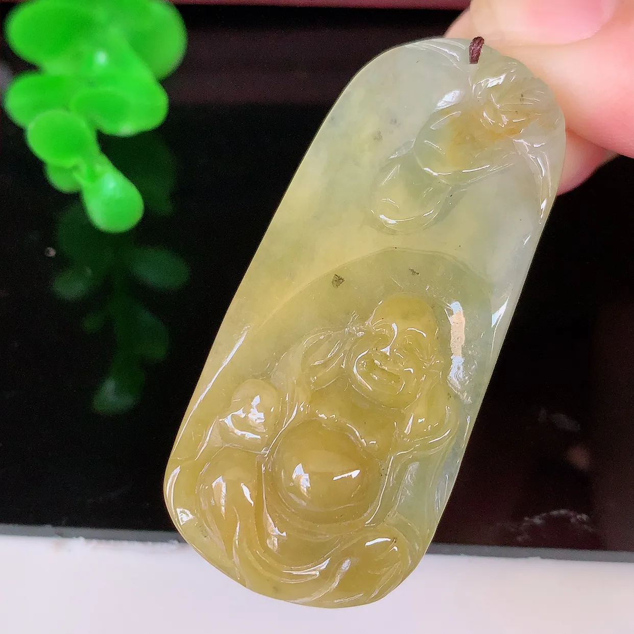 自然光实拍，冰胶黄翡逍遥布袋佛翡翠吊坠，代代有钱，水足丰盈，盈满欢喜，配戴送礼佳品！#57.24