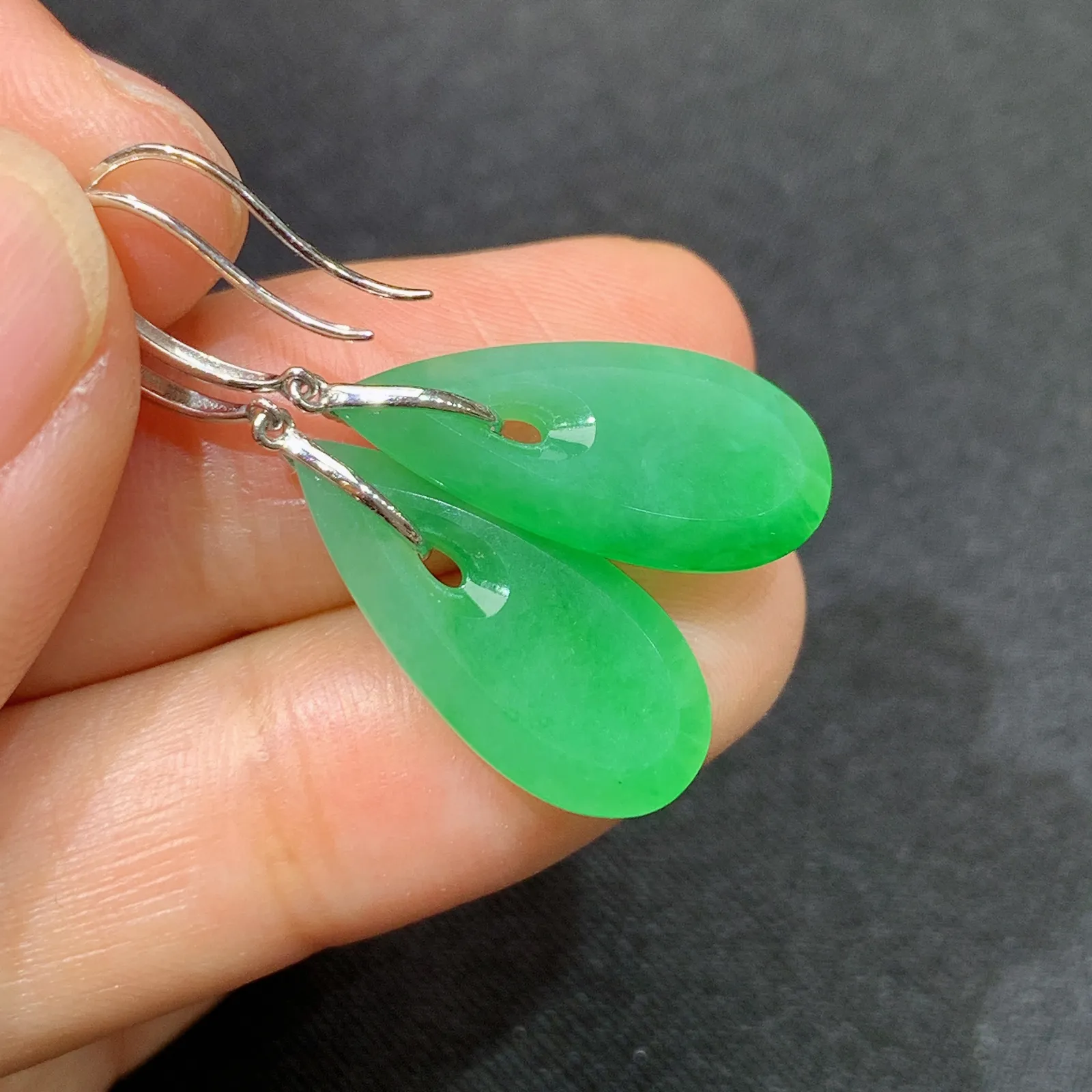 翠绿水滴耳坠，18k金镶嵌，简约时尚，冰润色阳，种水足 尺寸18.6*8.7*2.6