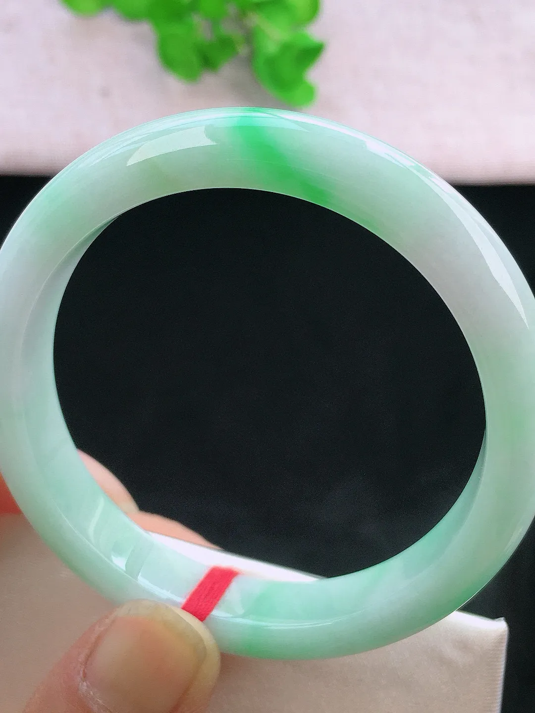 正圈54-55可戴，种老水足，尺寸55/10.7/7.7mm，冰飘绿正圈翡翠手镯