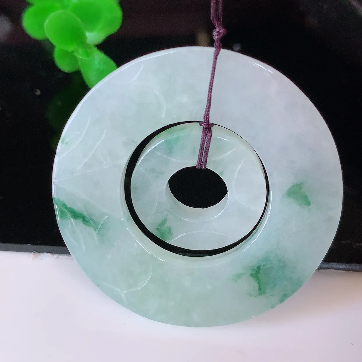 自然光实拍，冰润飘花翡翠平安母子扣吊坠，种老水足，雕工精湛 ，寓意美好，佩戴时尚出众！#49.24