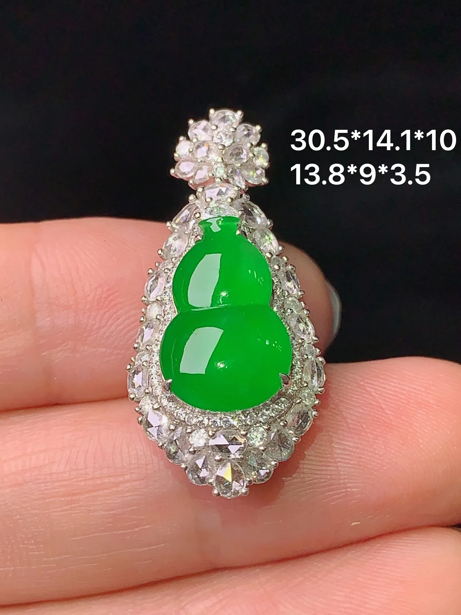 18k金钻镶满绿葫芦吊坠 玉质细腻 色泽清新艳丽 整体尺寸30.5*14.1*10