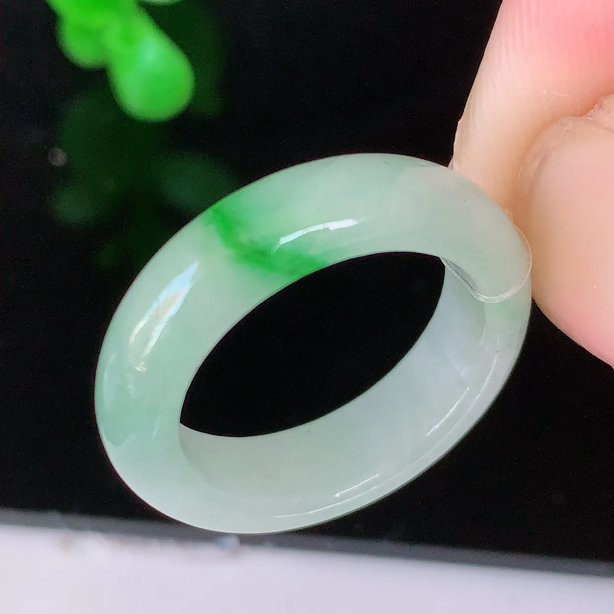 自然光实拍，17mm内径飘绿翡翠指环，玉戒指，玉质莹润，好精美好冰润的指环，15圈口，上手纤巧！#49.24