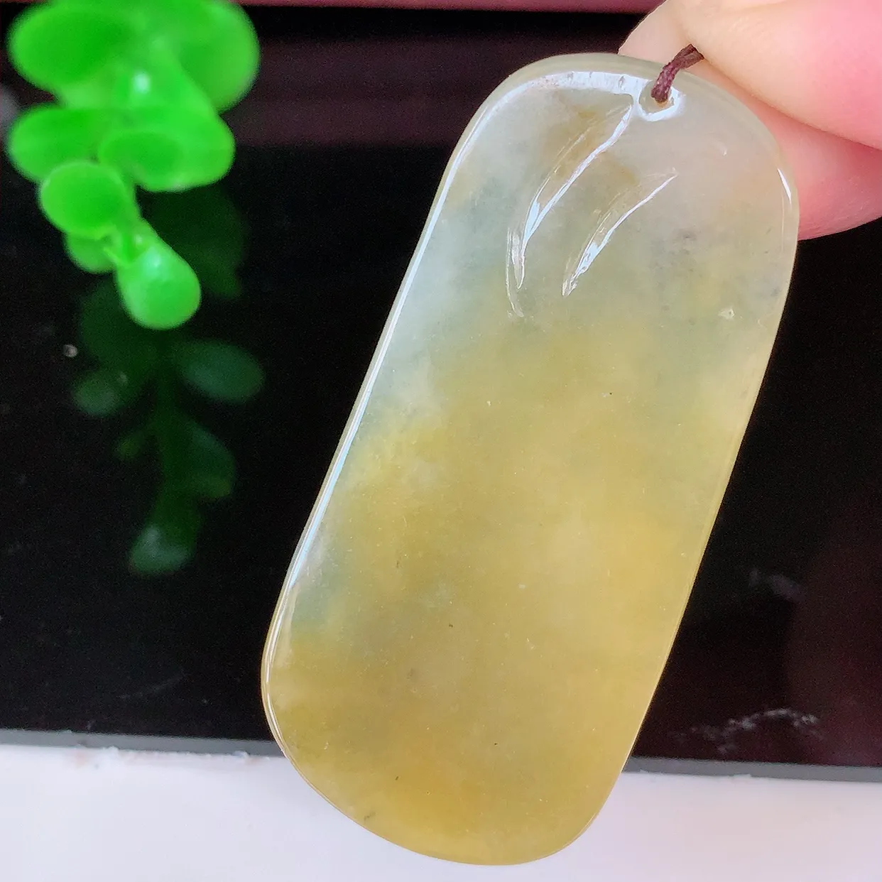 自然光实拍，冰胶黄翡逍遥布袋佛翡翠吊坠，代代有钱，水足丰盈，盈满欢喜，配戴送礼佳品！#57.24