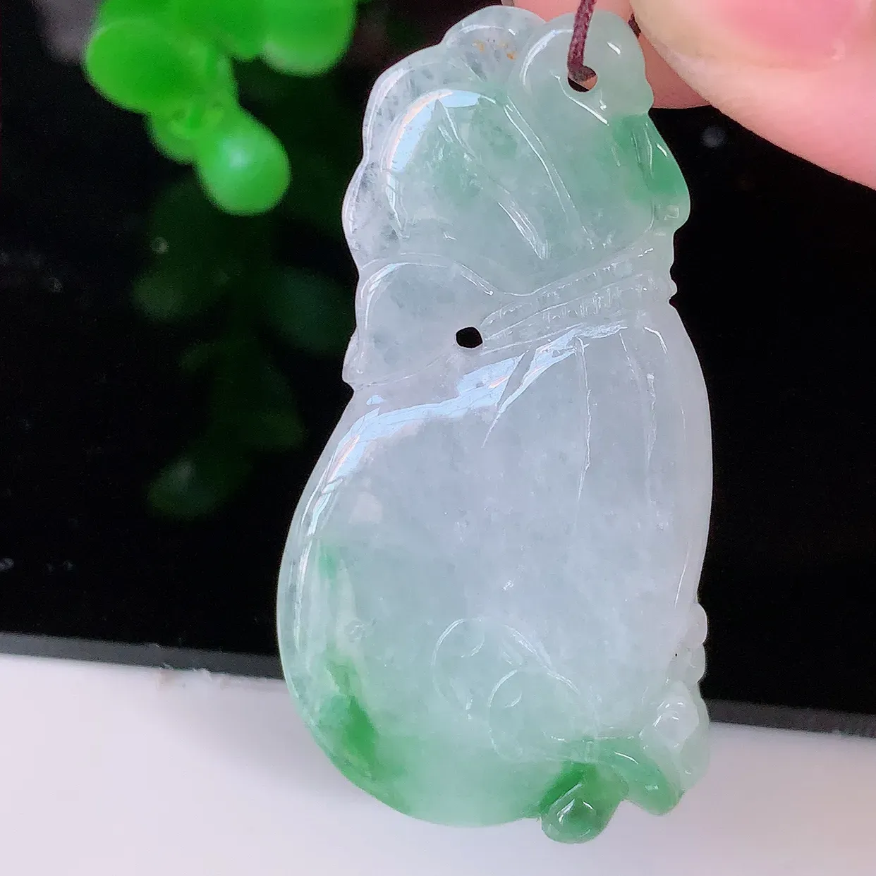 自然光实拍，冰飘花招财钱袋子吊坠，寓意“代代有福，代代有财，腰缠万贯”玉质细腻，佩戴效果佳！#81.24