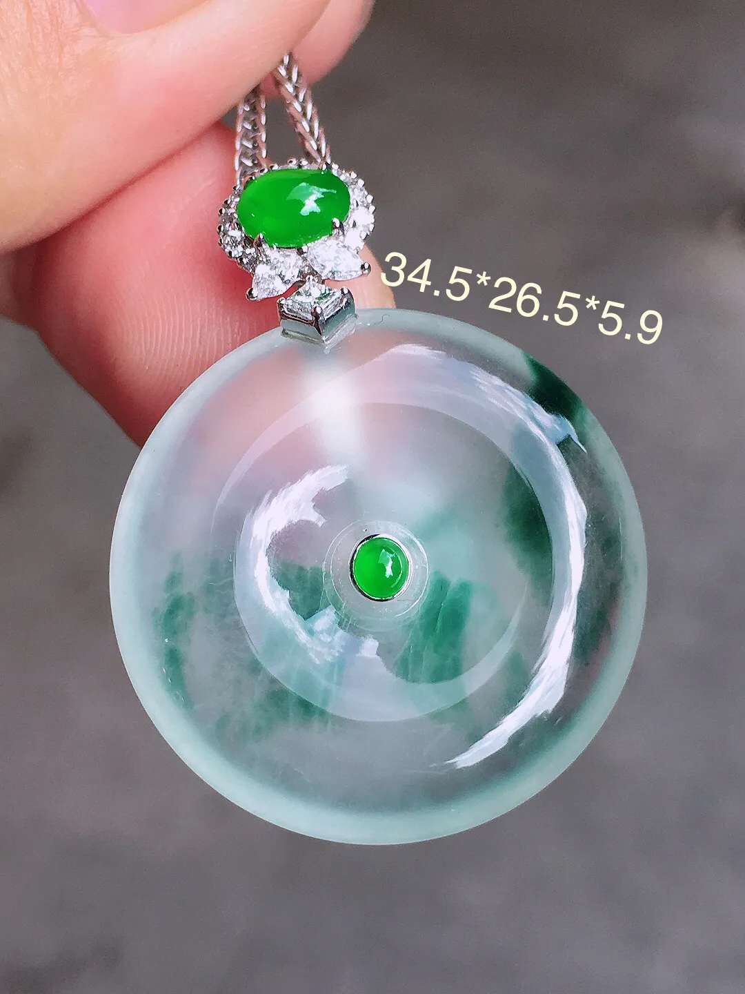 冰飘花平安扣吊坠，色泽艳丽，玉质细腻，荧光感超
强，饱满圆润，气质满满。18k
金豪华镶嵌