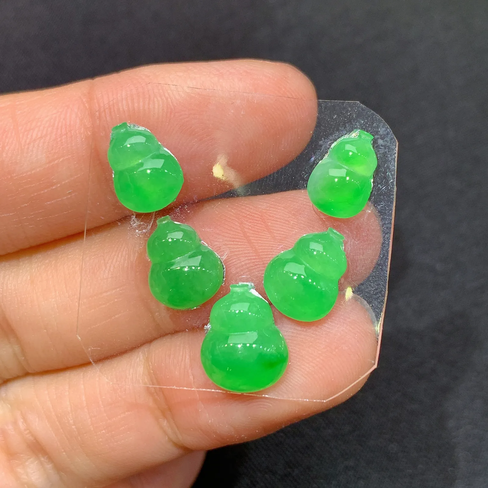 阳绿葫芦一手，镶嵌佳品，冰润色阳，种水足 尺寸9.5*7.8*3.2