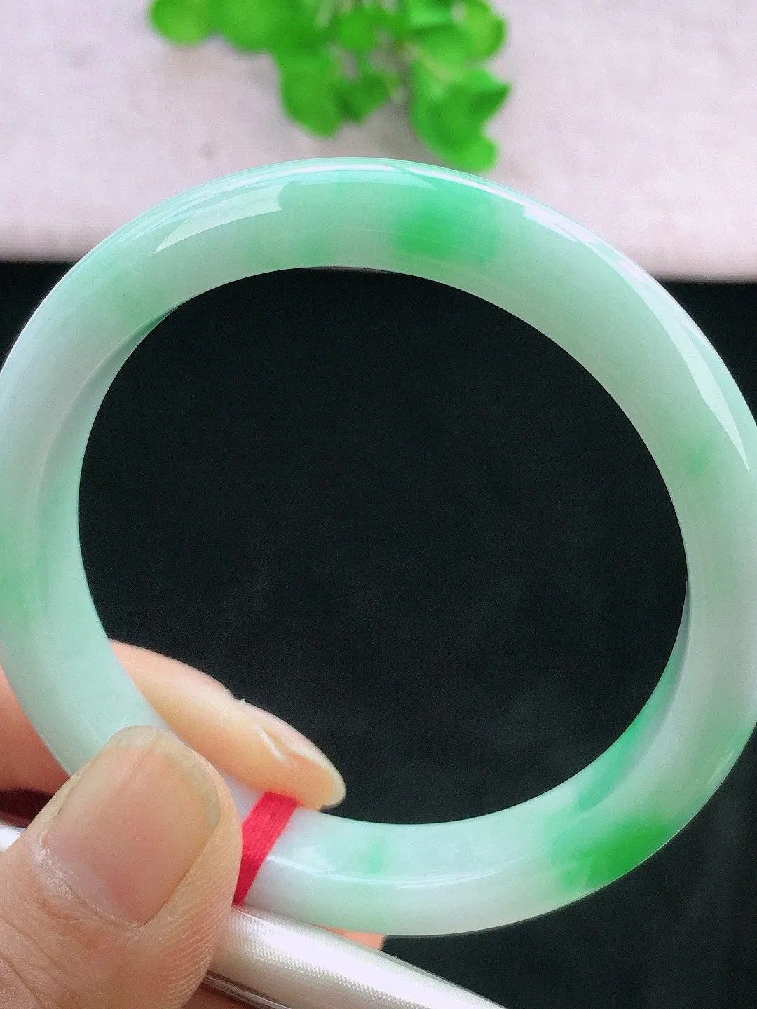 正圈54-55可戴，种老水足，尺寸55/10.7/7.7mm，冰飘绿正圈翡翠手镯