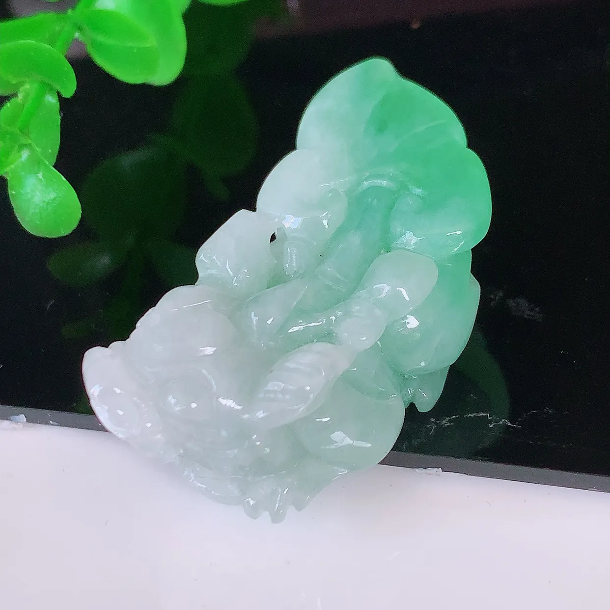 自然光实拍，冰润飘绿翡翠招财貔貅吊坠，民间有“一摸貔貅运程旺盛，再摸貔貅财运滚滚，三摸貔貅平步青云 ”的美好祝愿。#81.24