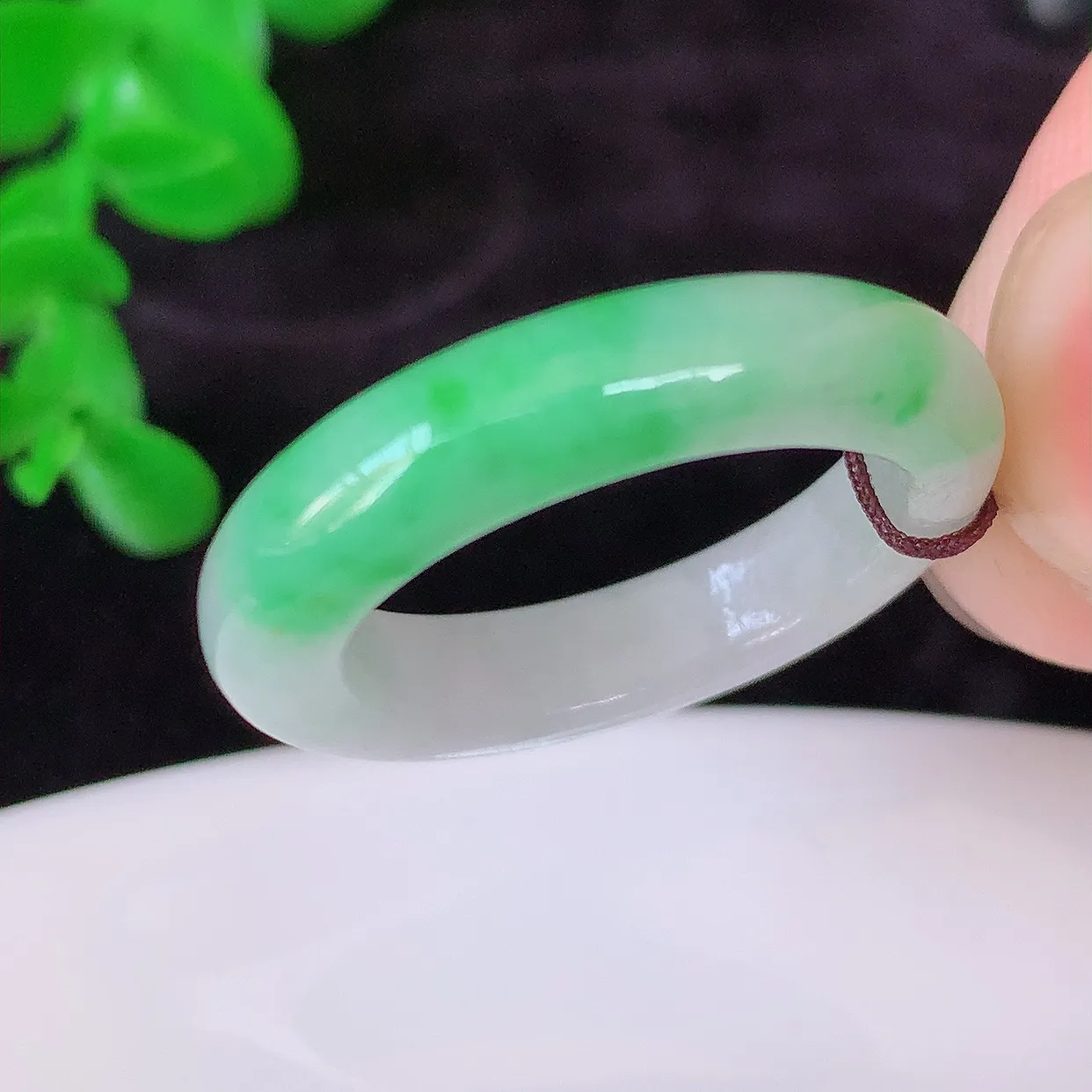 自然光实拍，18mm内径飘绿翡翠指环，玉戒指，玉质莹润，好精美好冰润的指环，17圈口，上手纤巧！#1.24