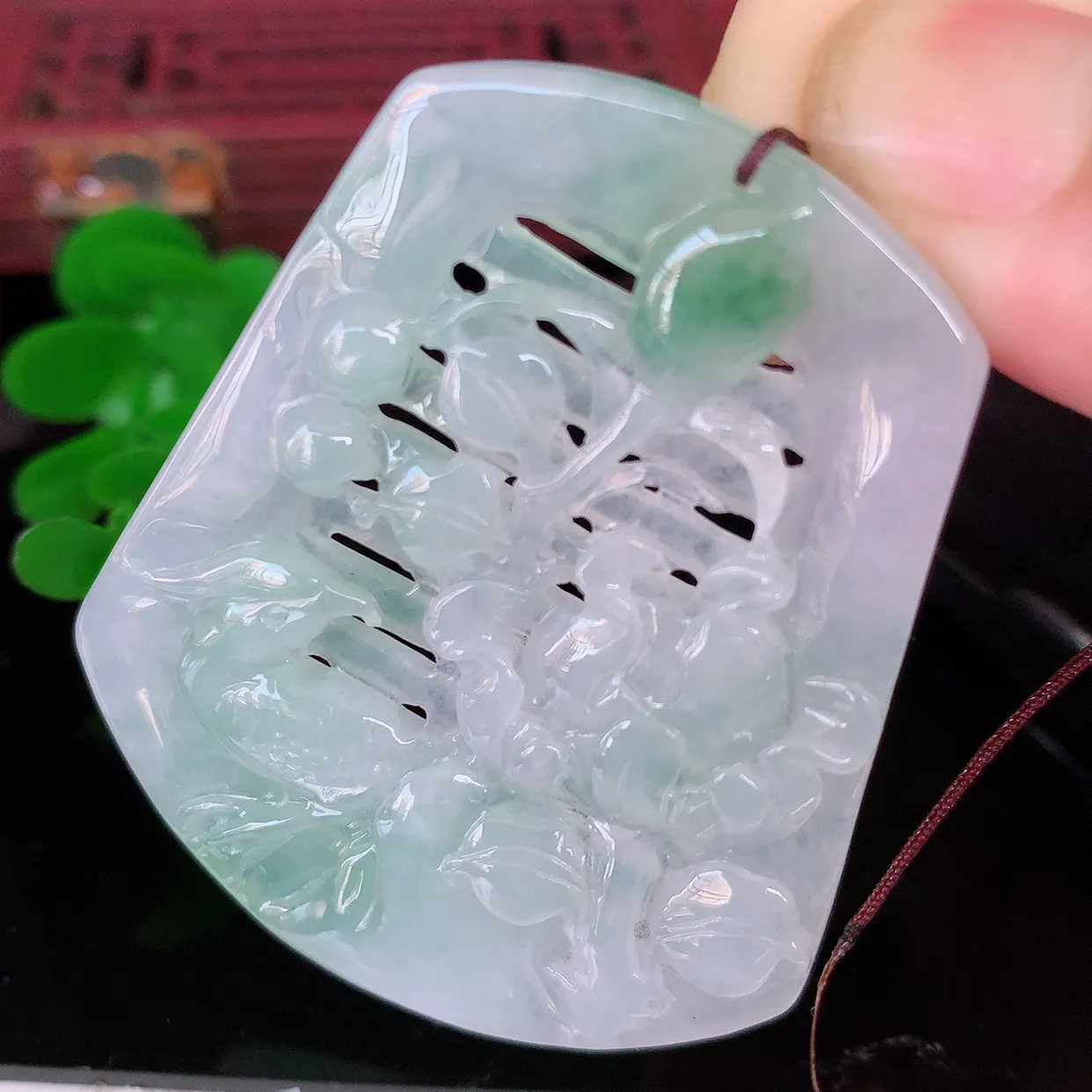 自然光实拍，冰胶飘绿翡翠喜上眉梢吊坠，时人之家，闻鹊声皆以为喜，故谓喜鹊报喜。”题材有喜上眉梢，双喜临门，花开富贵的美好意义。性价比超值！#41.24