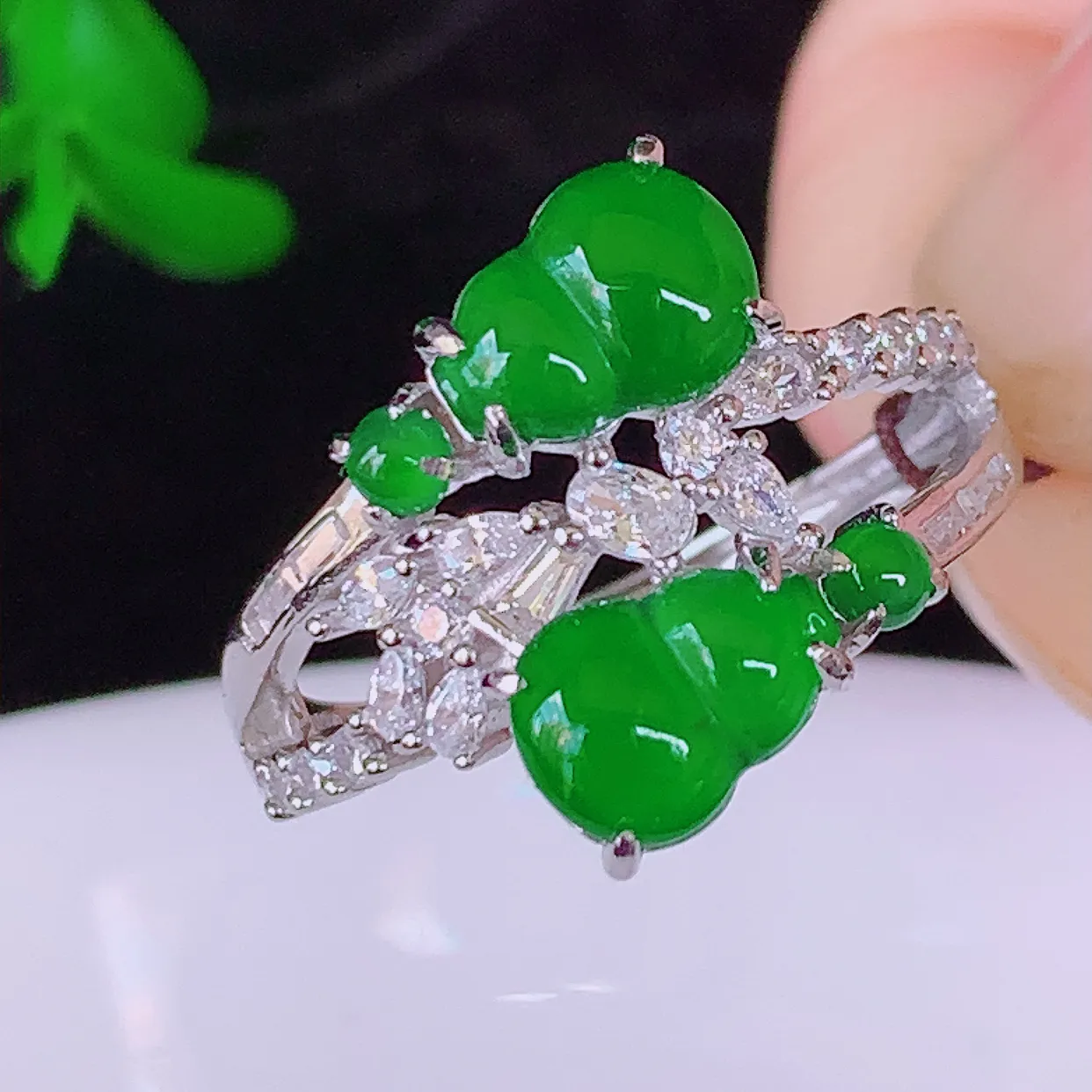 冰透满绿翡翠葫芦925银镶戒指，自然光实拍，翠色灵动，颜色漂亮，种老水足，品相佳，佩戴佳品！#97.24整体24.5*18*5裸石7.5*5.5（圈口可调大小）