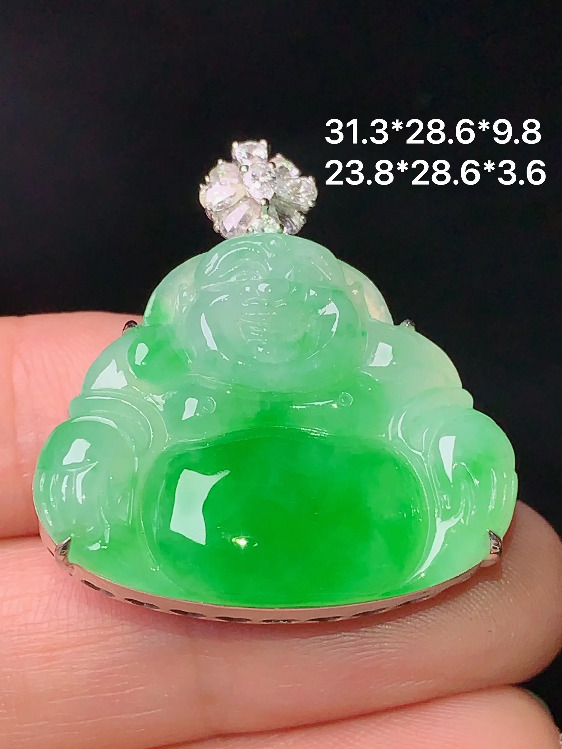18k金钻镶嵌翠绿佛公吊坠 玉质细腻 色泽清新艳丽 整体尺寸31.3*28.6*9.8
