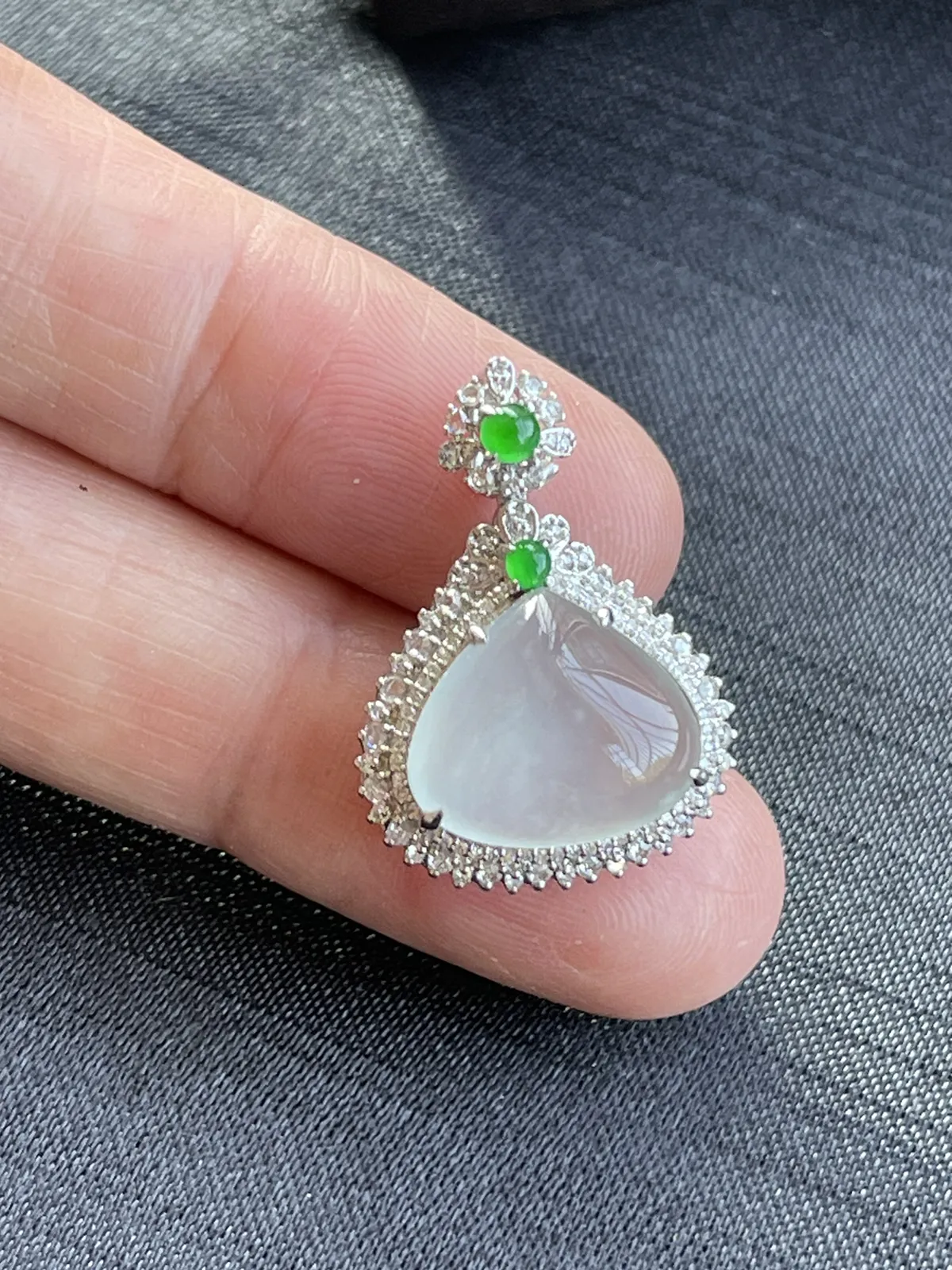 缅甸翡翠A货，心心相印，幸福美满，上身效果美，平安吉祥，祼石尺寸14/13/4.5
