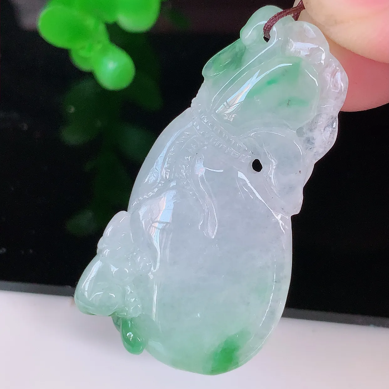 自然光实拍，冰飘花招财钱袋子吊坠，寓意“代代有福，代代有财，腰缠万贯”玉质细腻，佩戴效果佳！#81.24