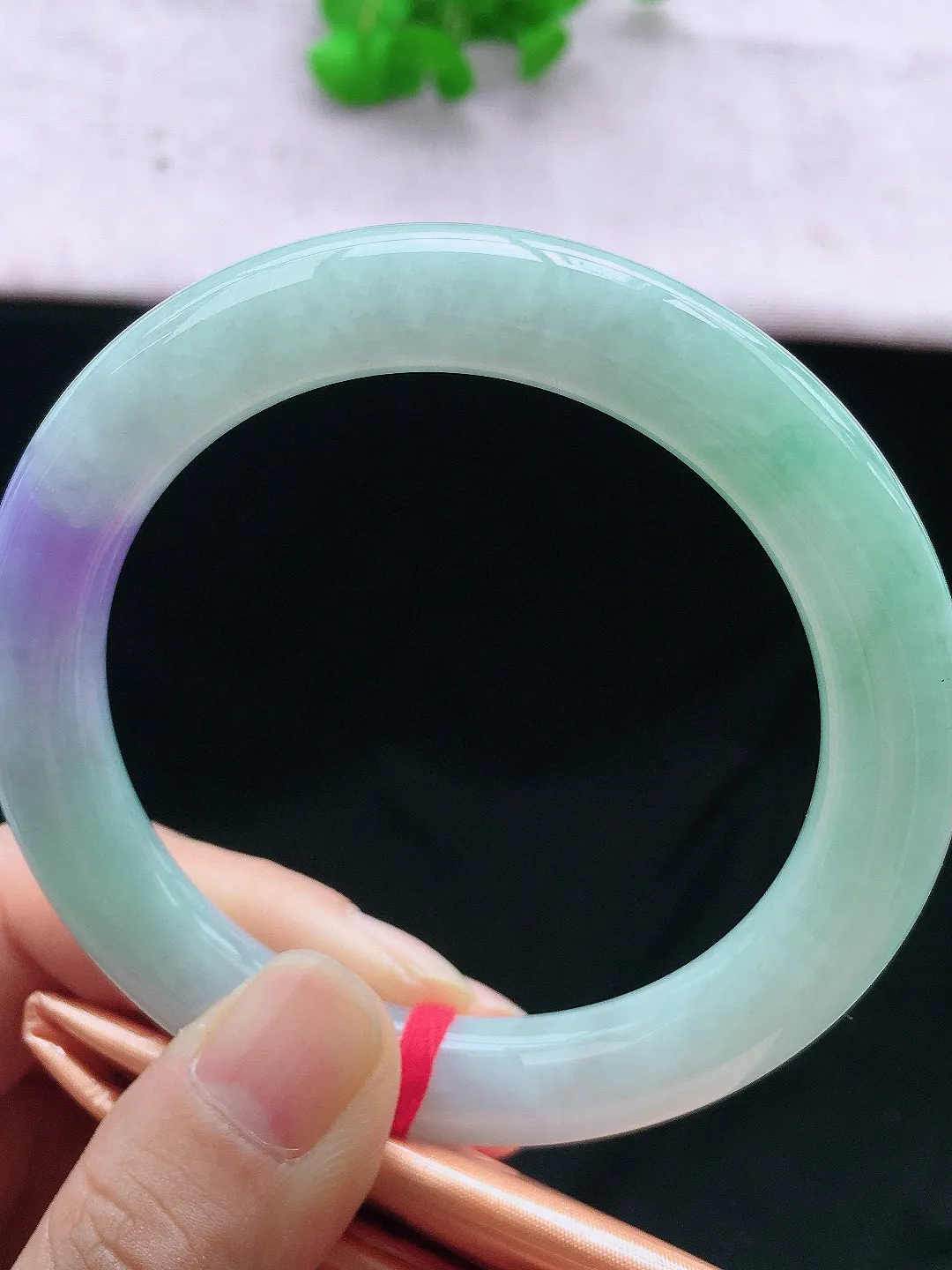 正圈59-60可戴，种老水足，尺寸58.6/10.8/10.8mm，冰飘绿圆条翡翠手镯