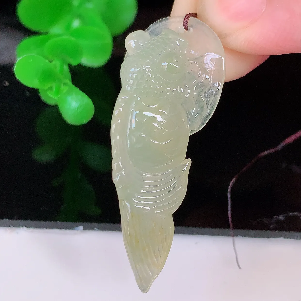 自然光实拍，冰种黄翡年年有余，自由自在玉吊坠，寓意财源广进，雕工婉约，栩栩如生，佩戴优雅迷人！#81.24