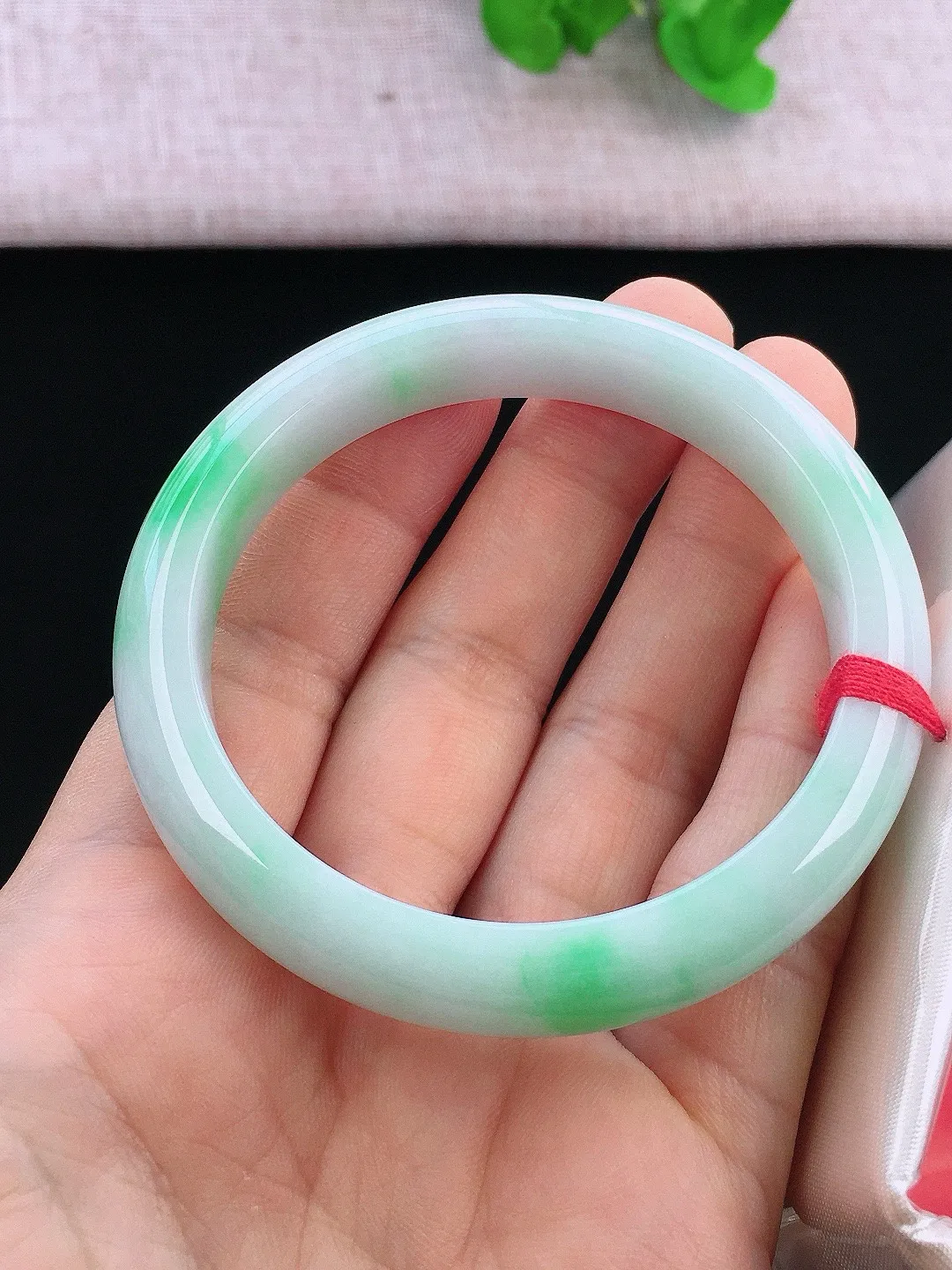 正圈54-55可戴，种老水足，尺寸55/10.7/7.7mm，冰飘绿正圈翡翠手镯