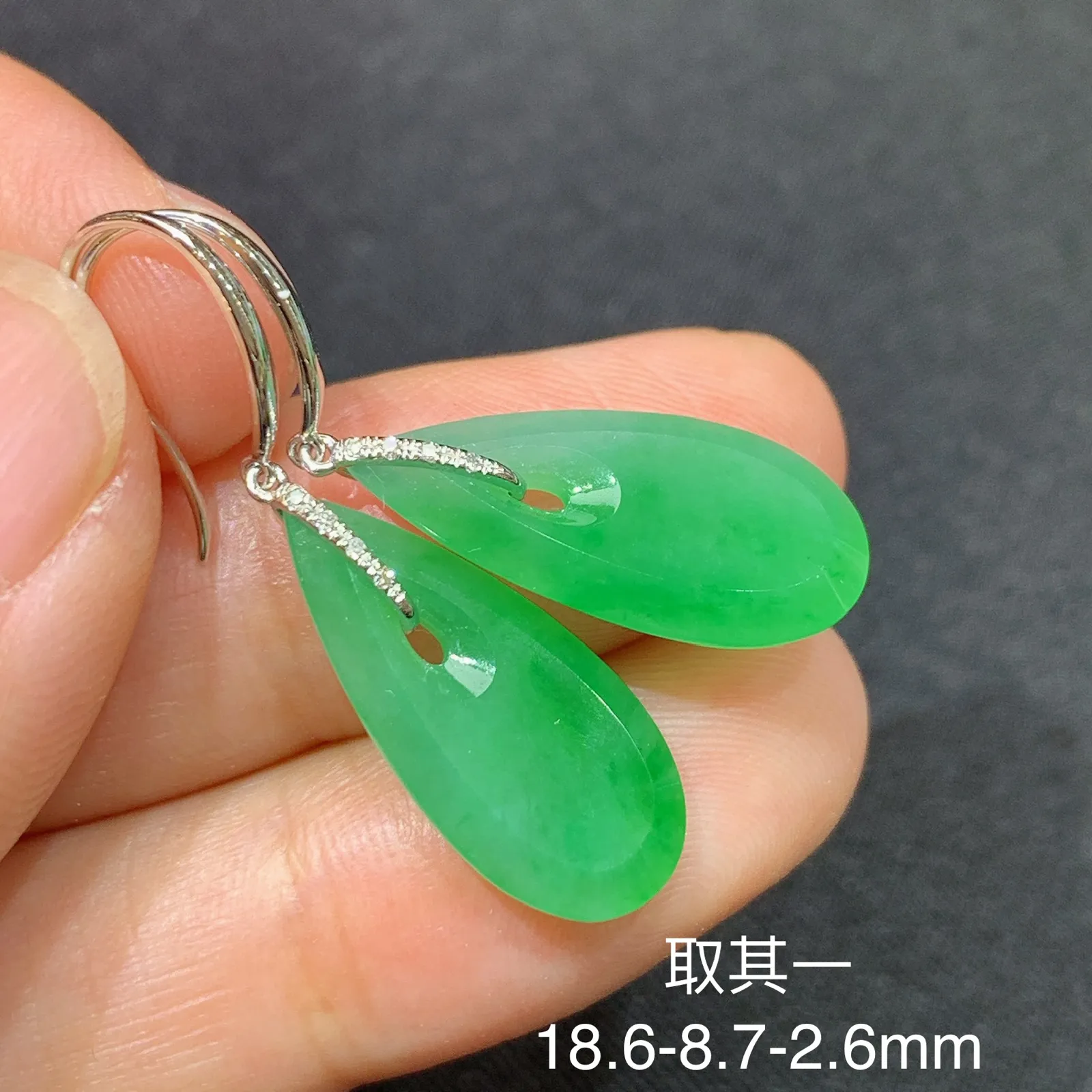 翠绿水滴耳坠，18k金镶嵌，简约时尚，冰润色阳，种水足 尺寸18.6*8.7*2.6