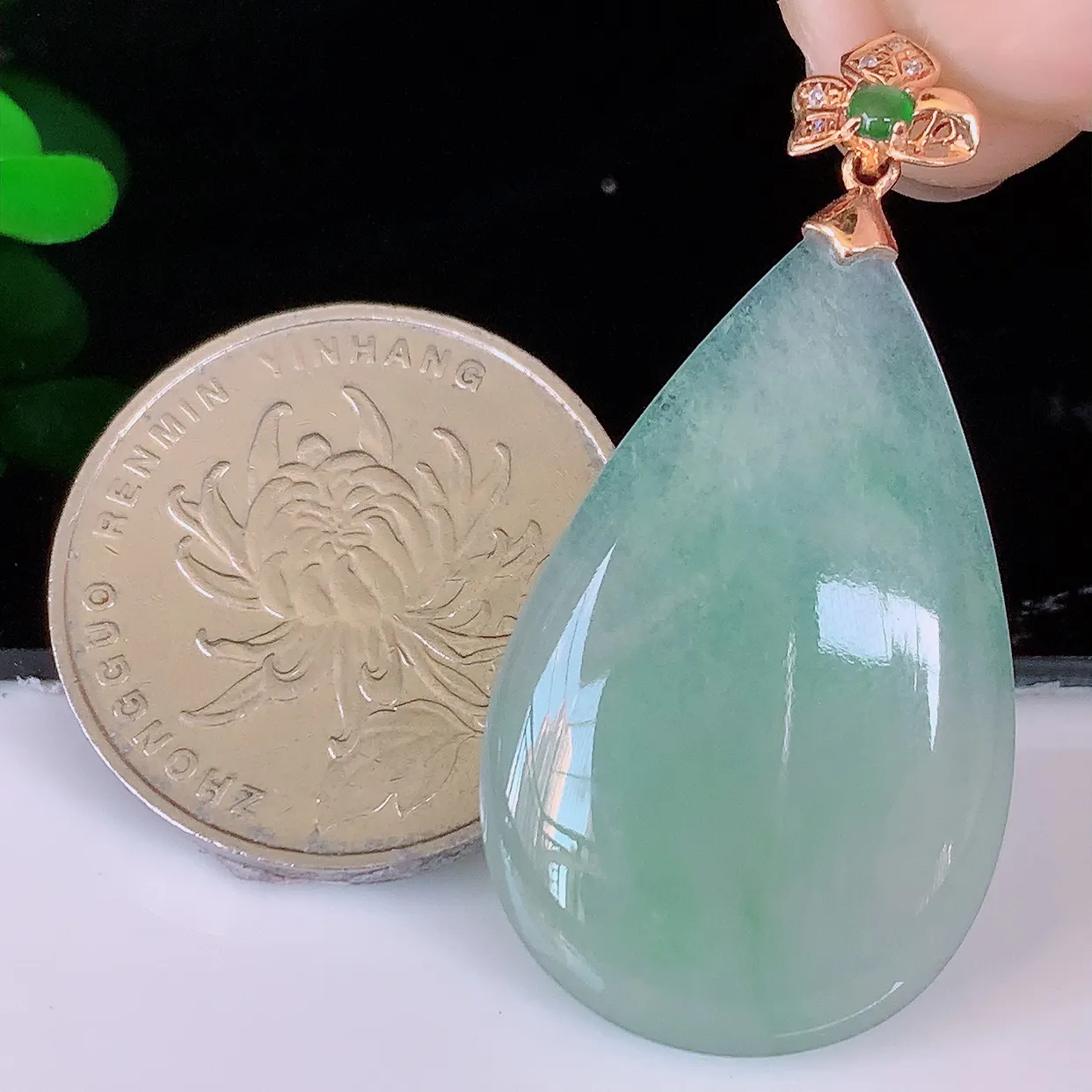 自然光实拍，18K金镶嵌冰种飘绿翡翠水滴吊坠，品相佳，颜色漂亮，佩戴时尚优雅，尽显气质。水滴寓意“水滴聚财，坚持不懈，如水爱心” #00.24整体39.5*20*4.5裸石31*20*4.2