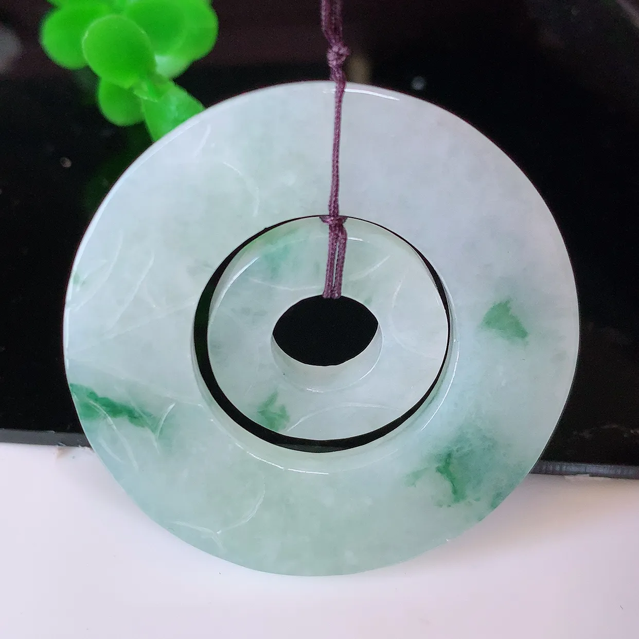 自然光实拍，冰润飘花翡翠平安母子扣吊坠，种老水足，雕工精湛 ，寓意美好，佩戴时尚出众！#49.24