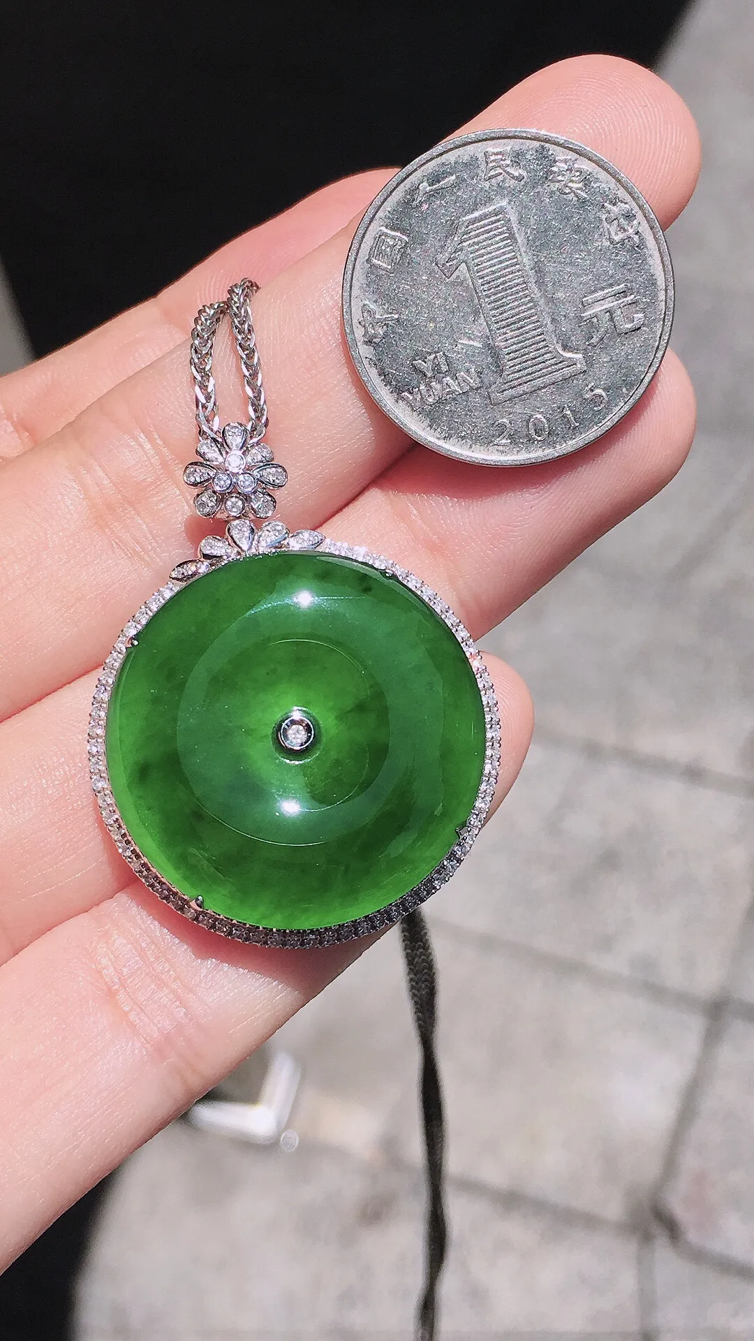 满绿平安扣吊坠，色泽均匀浓郁，玉质细腻，荧光感超
强，饱满圆润，气质满满。18k
金豪华镶嵌