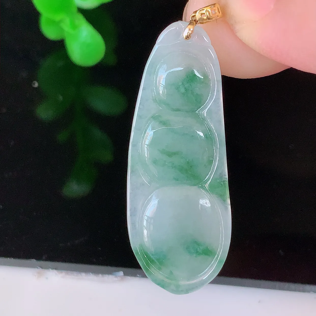 18K金镶嵌冰胶飘花四季豆吊坠，平安豆福豆翡翠玉坠，冰润通透，豆粒饱满，寓意：豆蔻年华！#49.24