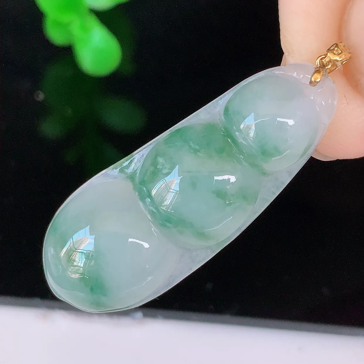 18K金镶嵌冰胶飘花四季豆吊坠，平安豆福豆翡翠玉坠，冰润通透，豆粒饱满，寓意：豆蔻年华！#49.24